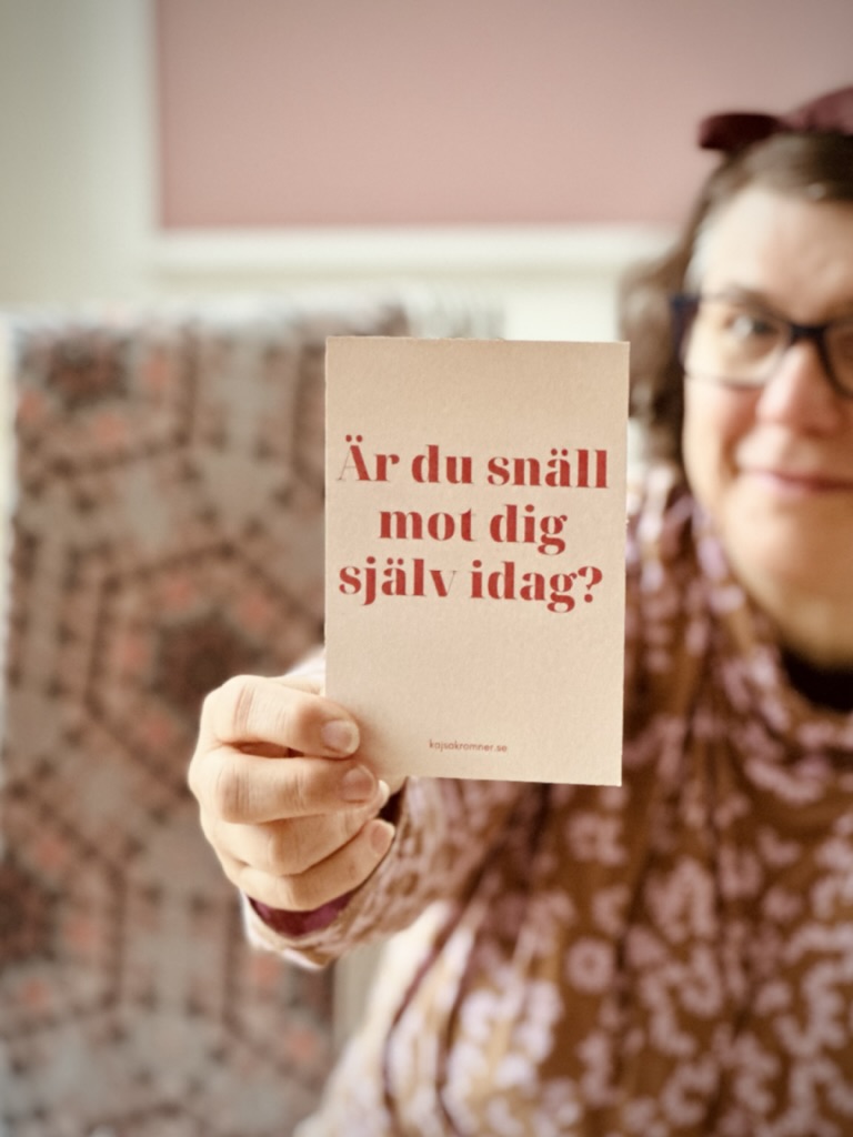 Kajsa Kromnér håller upp en text med orden Är du snäll mot dig själv idag?