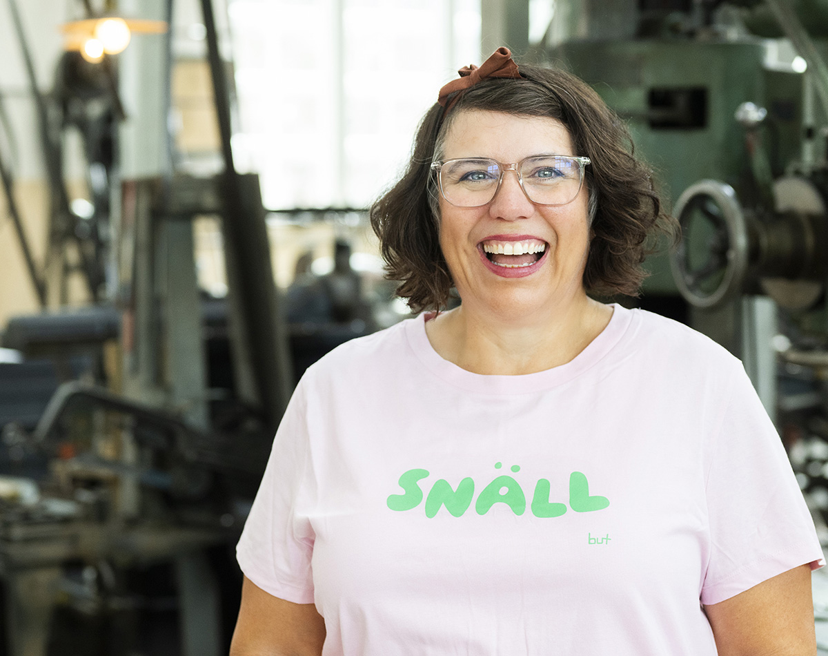 Kajsa Kromnér poserar i en tröja som det står snäll på