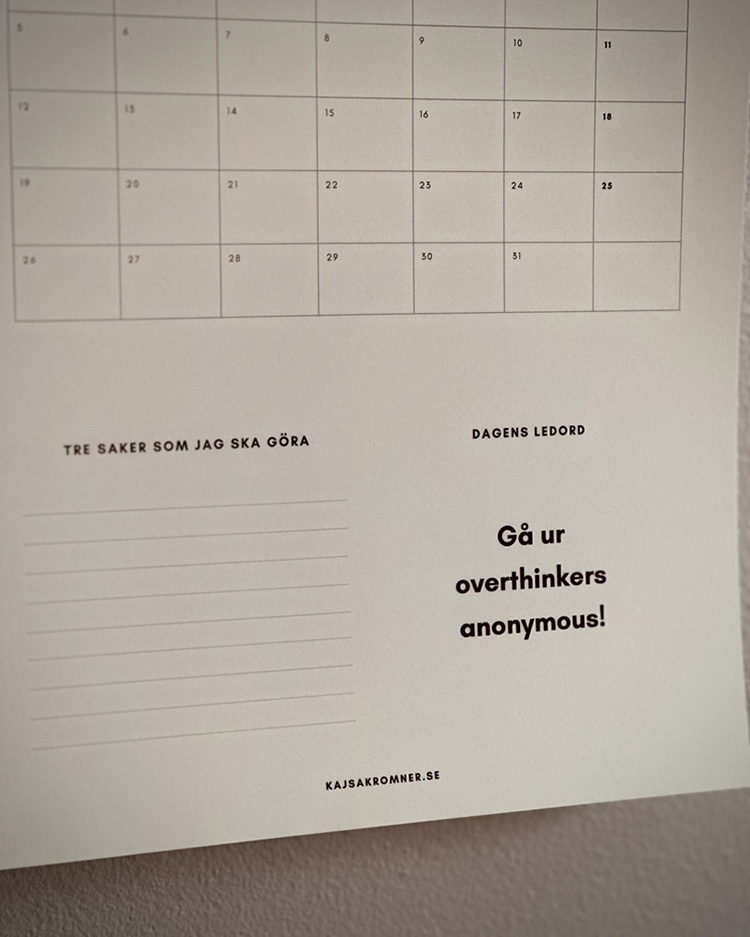 overthinkers kalender med texten gå ur overthinkers anonymous