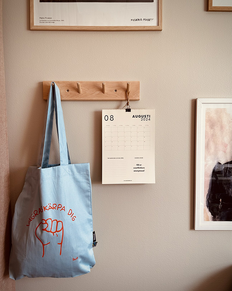 vägra skärpa dig kontorsbild med en kalender och en totepåse från brodera ut texten