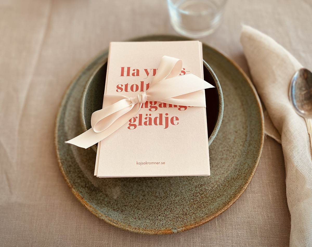 kort på ett dukat supportbord